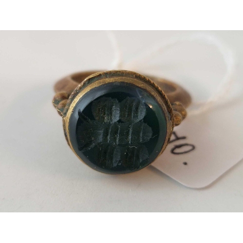 570 - A antique early metal ring with bumble bee intaglio size N