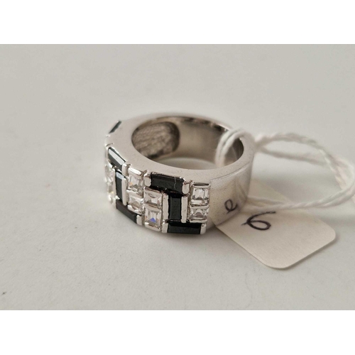 6 - A art deco style heavy silver ring size O