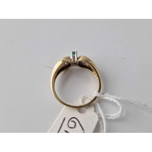 61 - A good vintage emerald and diamond 14ct gold ring size P 3.9g