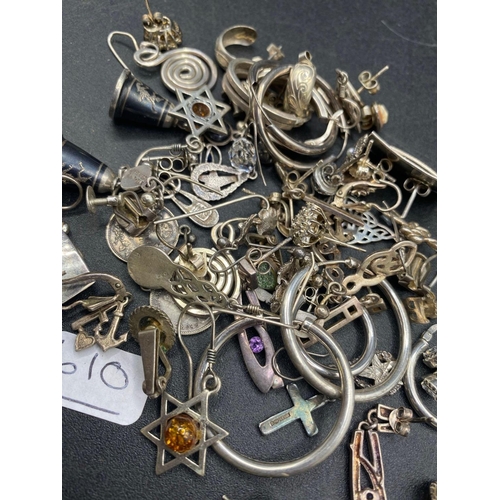 610 - A bag of numerous vintage silver earrings 82 gms