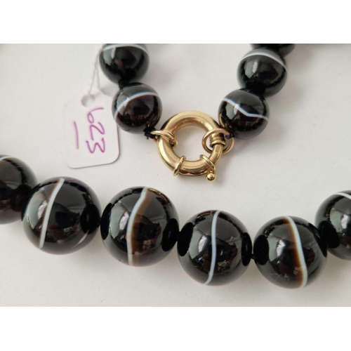 623 - A NICE BANDED AGATE BEAD NECKLACE WITH GOLD CLASP 14 INCH