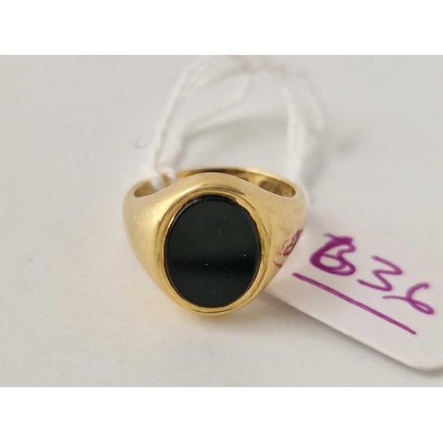 636 - A onyx signet ring 18ct gold size G 4.1 gms