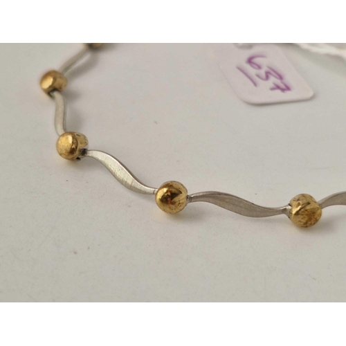 637 - A two colour gold bracelet 9ct 7 inch 6.2 gms