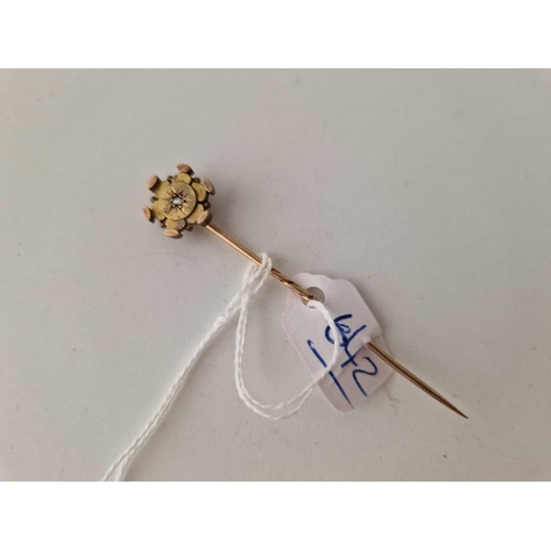 642 - A gold stick pin set with a diamond 2.4 gms