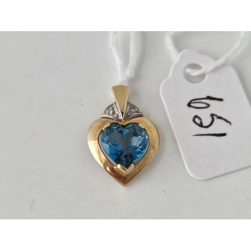 651 - A heart topaz and diamond pendant 9ct 1.5 gms