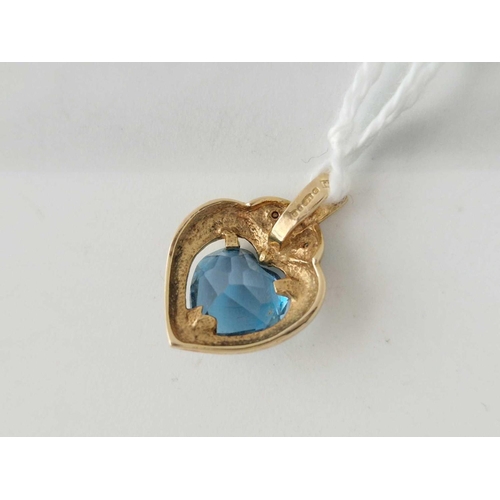 651 - A heart topaz and diamond pendant 9ct 1.5 gms