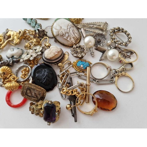 664 - A bag of assorted costume jewellery 223 gms