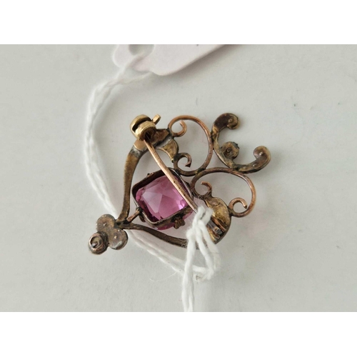 669 - A Edwardian art nouveau gold brooch set with a pink central stone and half pearls 9ct