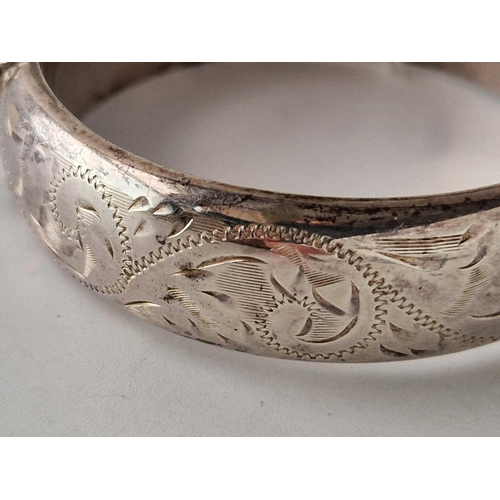 682 - A hinge silver bangle 23 gms