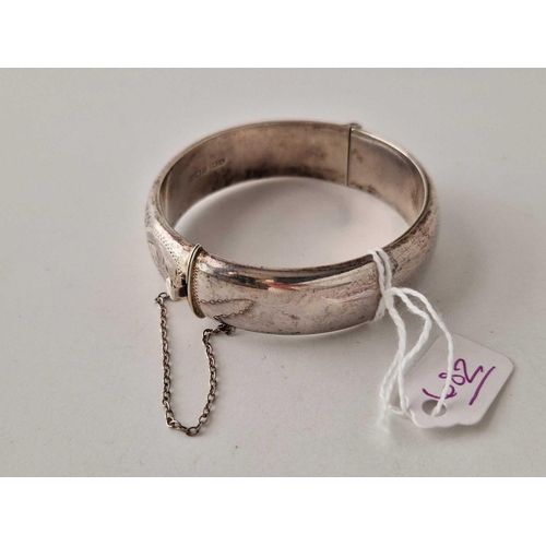 682 - A hinge silver bangle 23 gms