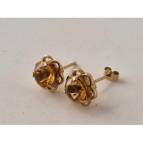 695 - A pair of stone set stud earrings 9ct 1.4 gms