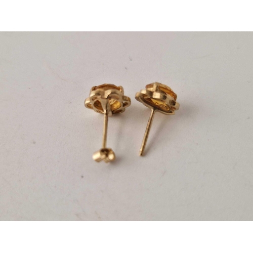 695 - A pair of stone set stud earrings 9ct 1.4 gms