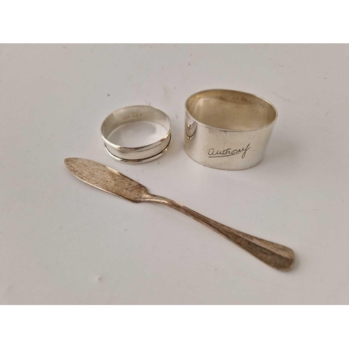 841 - Two napkin rings and a plain butter knife. 70gm