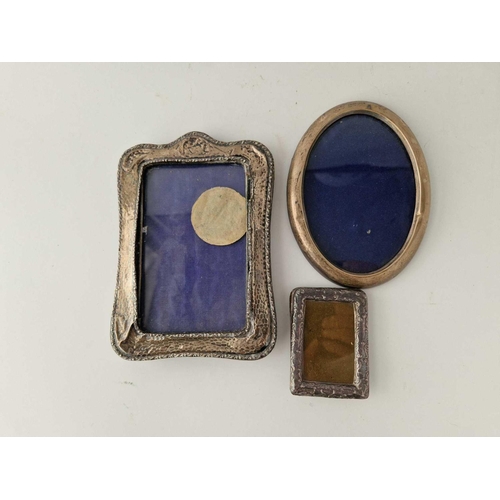 873 - A group of three various photo frames, one oval, 6