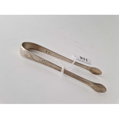 911 - A pair of George III bright cut sugar tongs, circa 1800, 25 g