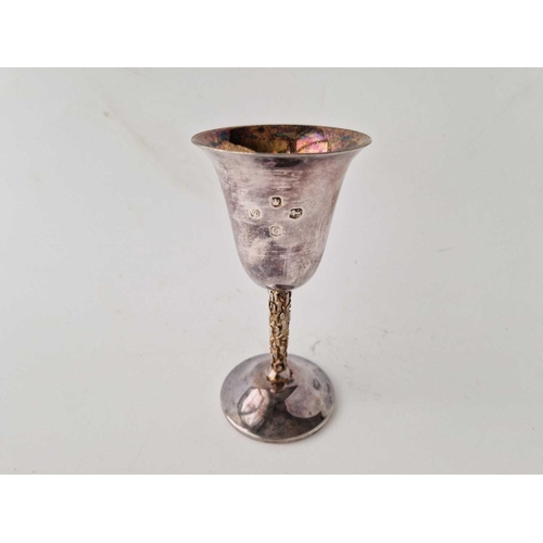 918 - A wine goblet in fitted box, gilt stem, 5.5 inches high, Sheffield 1977 by PINDER Bros, 150 g