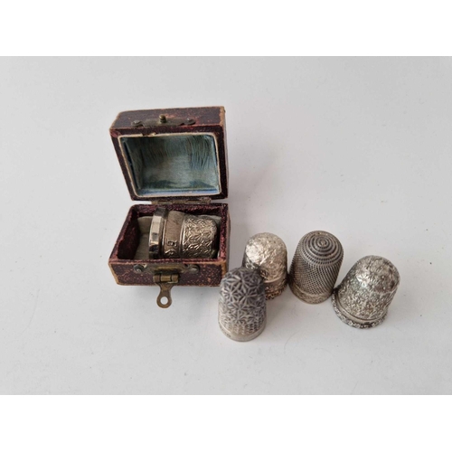 939 - A boxed silver thimble and four other silver thimbles