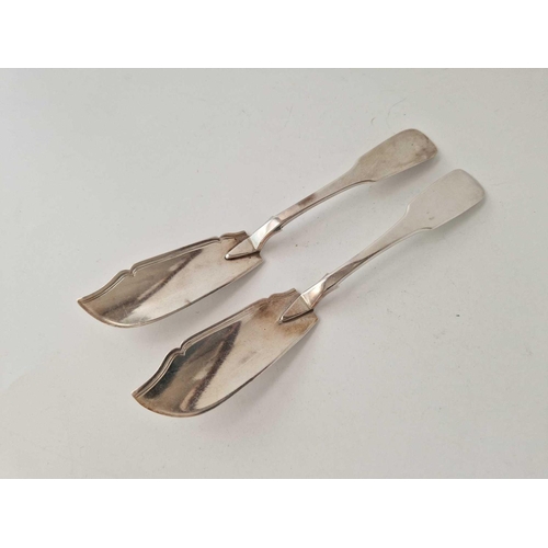 940 - A pair of plain fiddle pattern Scottish butter knives, Edinburgh 1842 by RK, 91 g