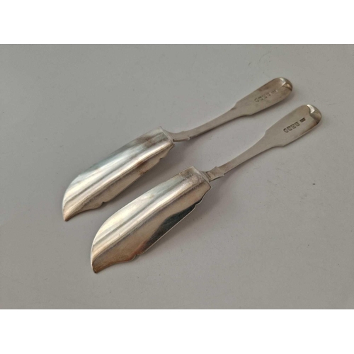 940 - A pair of plain fiddle pattern Scottish butter knives, Edinburgh 1842 by RK, 91 g