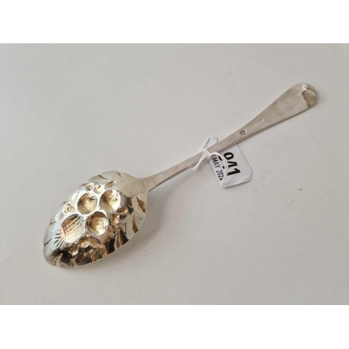 941 - A George III berry spoon with gilt bowl, London 1782 by IL