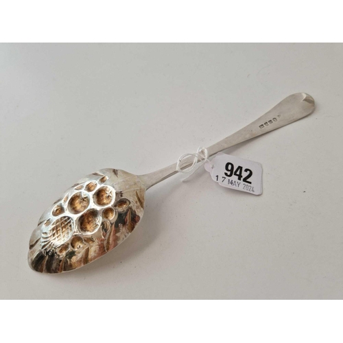 942 - A George III berry spoon by Hester Bateman, London 1788