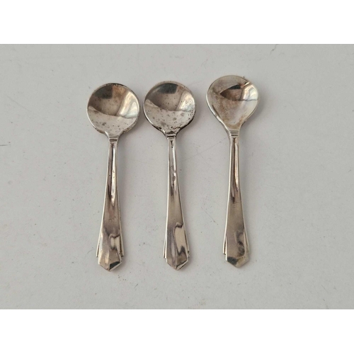 945 - A group of three salt spoons, Birmingham 1932