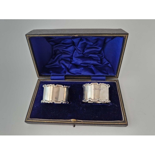 961 - A pair of boxed napkin rings, plain except for wavy edges, Birmingham 1908, 42 g