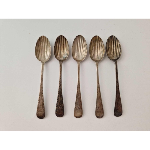 987 - A set of five Exeter bright cut teaspoons with shell bowls, 1910 by WH, 60 g