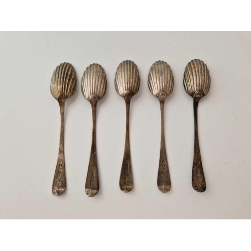 987 - A set of five Exeter bright cut teaspoons with shell bowls, 1910 by WH, 60 g