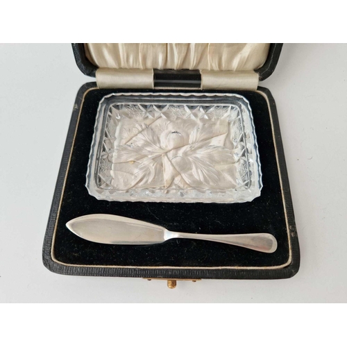 995K - Boxed silver butter knife with glass dish. Birmingham 1930