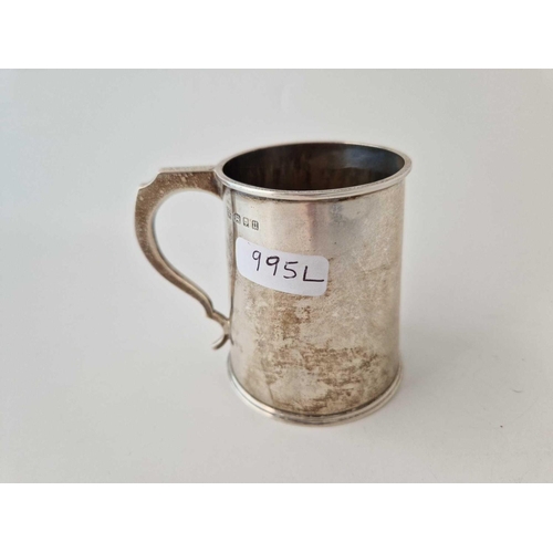 995L - Christening mug of Georgian design with crest. 3.5 in high. London 1935 By J C V. 175gms