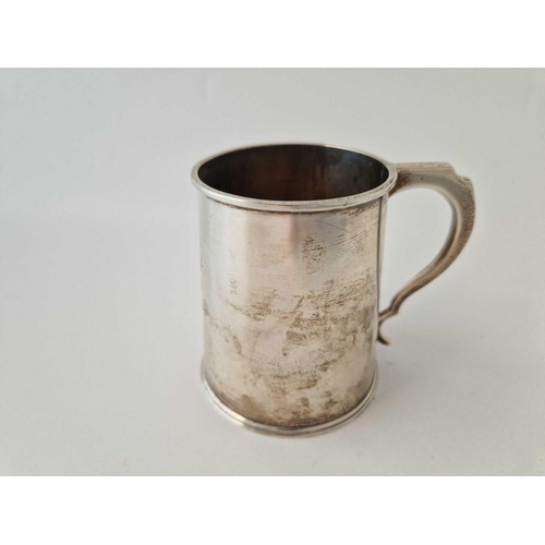 995L - Christening mug of Georgian design with crest. 3.5 in high. London 1935 By J C V. 175gms