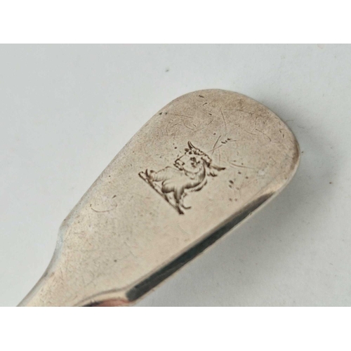 995Y - Georgian crested caddy spoon, fiddle pattern. London  1830 By W C