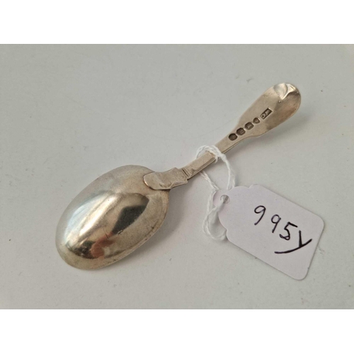 995Y - Georgian crested caddy spoon, fiddle pattern. London  1830 By W C