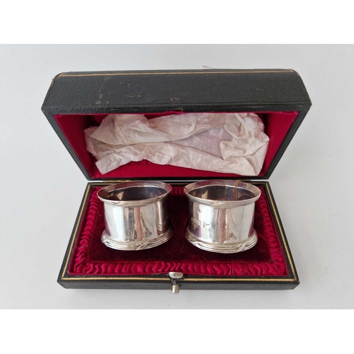 996C - Pair of boxed plain napkin rings . Sheffield 1909 By W & H. 47gms