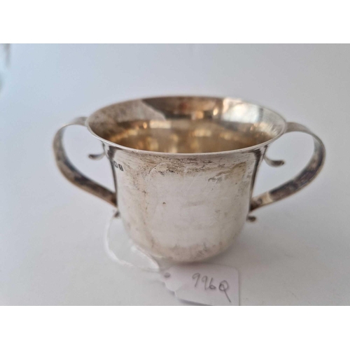 996Q - Porringer with two scroll handles . 5.5 in over handles . London 1901. 170gms