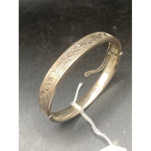 542 - A hinged silver bangle