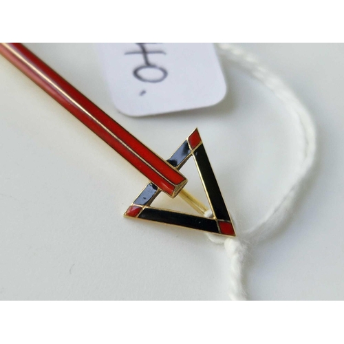 140 - An enamel arrow brooch, 14ct, 4 g, with gold pin