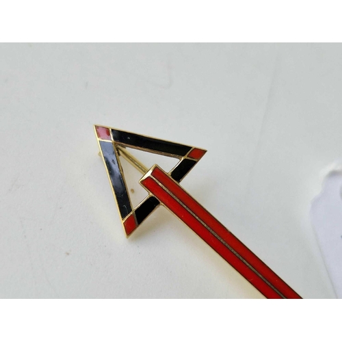 140 - An enamel arrow brooch, 14ct, 4 g, with gold pin