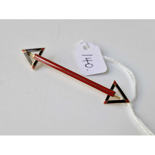 140 - An enamel arrow brooch, 14ct, 4 g, with gold pin