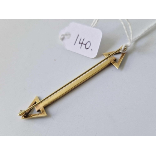 140 - An enamel arrow brooch, 14ct, 4 g, with gold pin