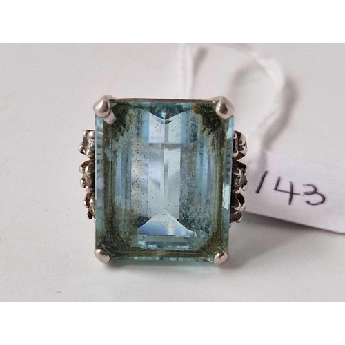 143 - A large rectangular aquamarine ring set in gold, size G, 13.8 g