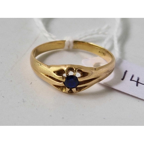 148 - A sapphire set ring, 18ct, size R, 3.2 g