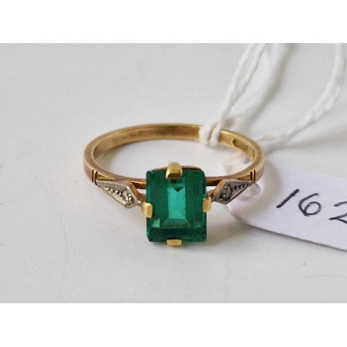 162 - A green stone ring with diamond shoulders, 18ct, size R, 3.2 g