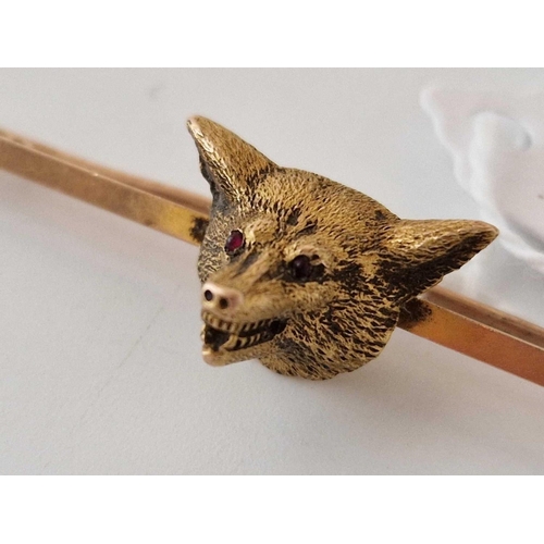 190 - AN ATTRACTIVE FOX BROOCH WITH RUBY EYES, 15ct, 7.8 g