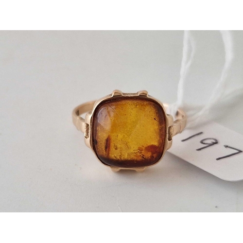 197 - An amber ring, 14ct, 3.1 g, size Q