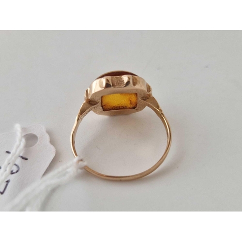 197 - An amber ring, 14ct, 3.1 g, size Q