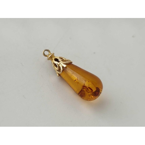 198 - An amber drop pendant, 1.5 g