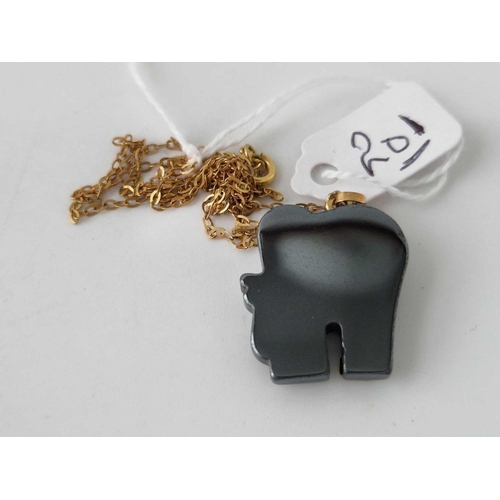 201 - A stone elephant pendant in 9ct  9.7g