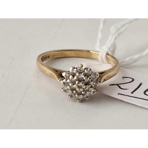 216 - A small diamond daisy head 9ct cluster ring size N 2.2g